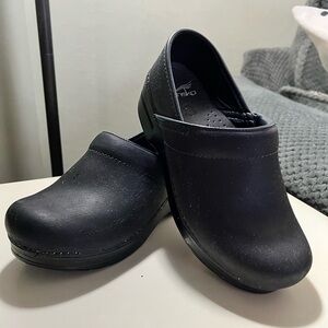 Dansko Professional clogs in black leather. Size 37 or 6.6-7 in US. Slip on